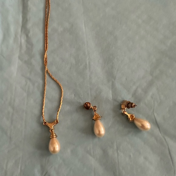 VINTAGE CHRISTIAN DIOR GOLD PLATED CRYSTAL PEARL EARRINGS NECKLACE SET BRAND NEW - Picture 3 of 10